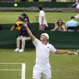 Dominic Stricker, ici lors des qualifications de Wimbledon la saison dernière, a fait son retour sur les courts après sept mois d'absence (archives). KEYSTONE/PETER KLAUNZER
